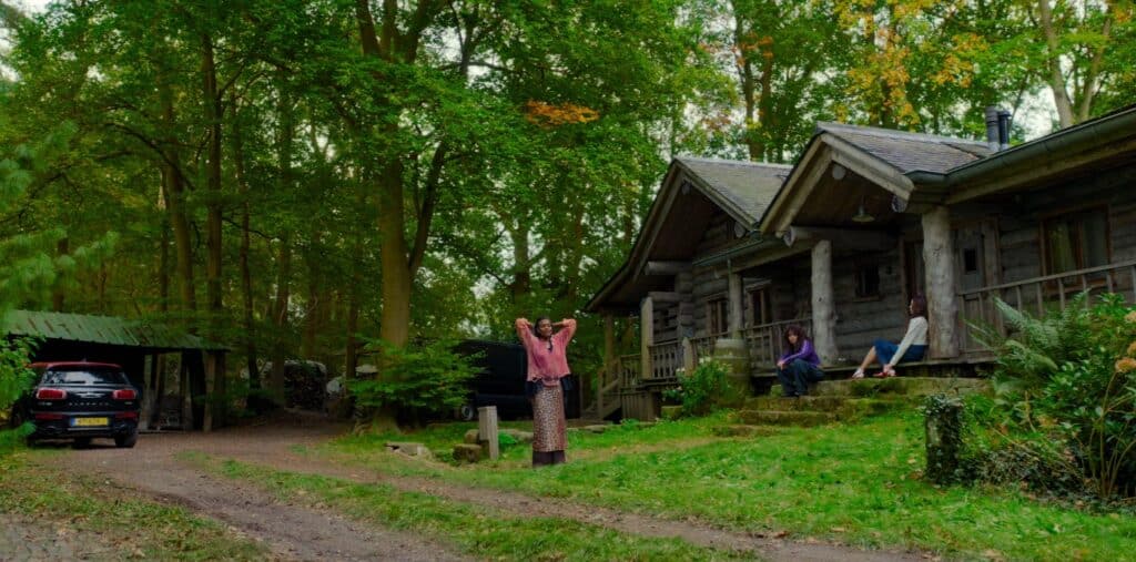 Rustieke houten vakantiewoning in bosrijke omgeving, perfect voor film- en tv-producties.