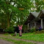 Rustieke houten vakantiewoning in bosrijke omgeving, perfect voor film- en tv-producties.