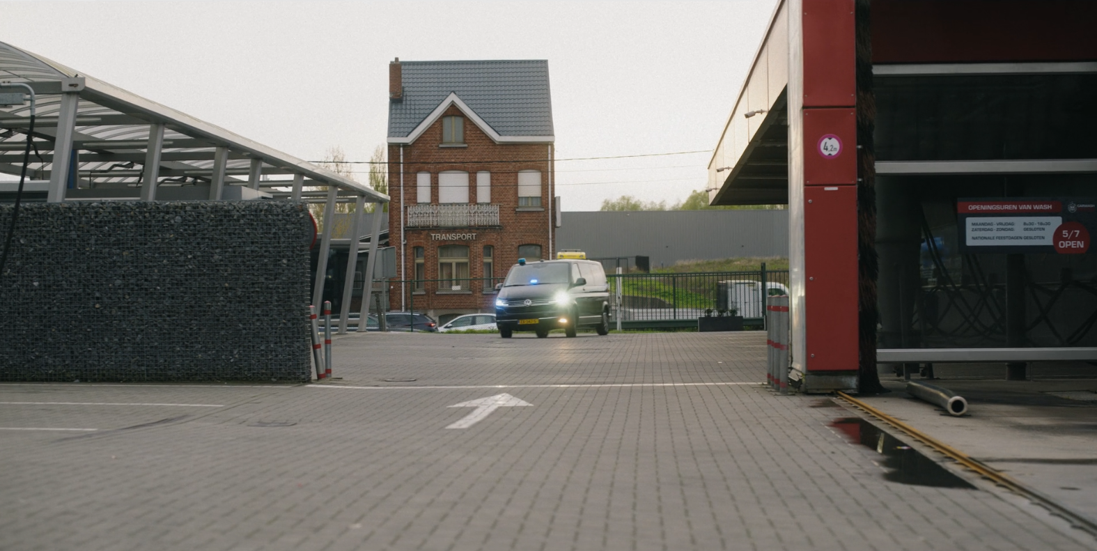 Blind Sherlock - Inval Carwash - On-Location - 0