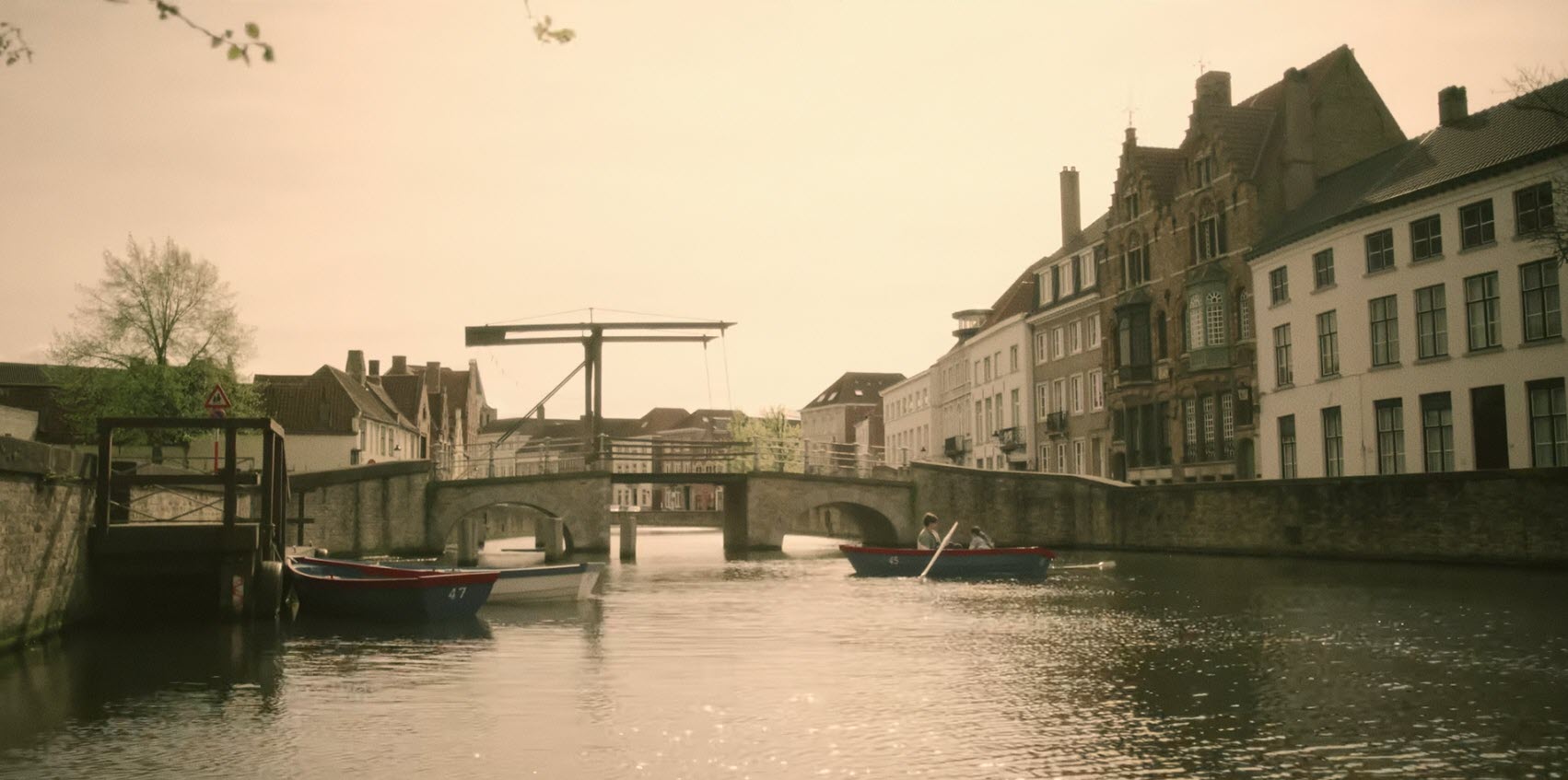 Blind Sherlock - On-Location - Roman en Meryem in roeiboot - 0